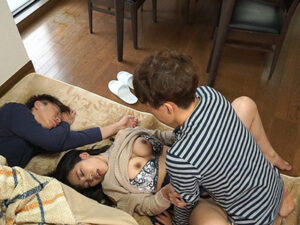 父の再婚相手がエロすぎる！寝ている横で無毛マンコに挿入！