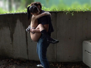 ロリっ子と野外セックス！無毛ワレメにちんぽねじ込み駅弁でイカセまくる！