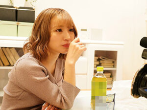 終電逃したカップル彼女のお宅へ！そのまま口説いて無毛マンコいただき！NTRセックス！