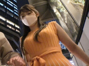 ツルツル無毛マンコがエロすぎる！チンポを飲み込む人妻エロマンコガン責め！