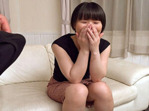 勃起チンポ見せつけられ大興奮！無毛マンコにチンポ受け入れる！