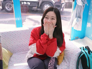 美巨乳JDが童貞君を筆おろし！えちえち無毛マンコで童貞チンポお出迎え！